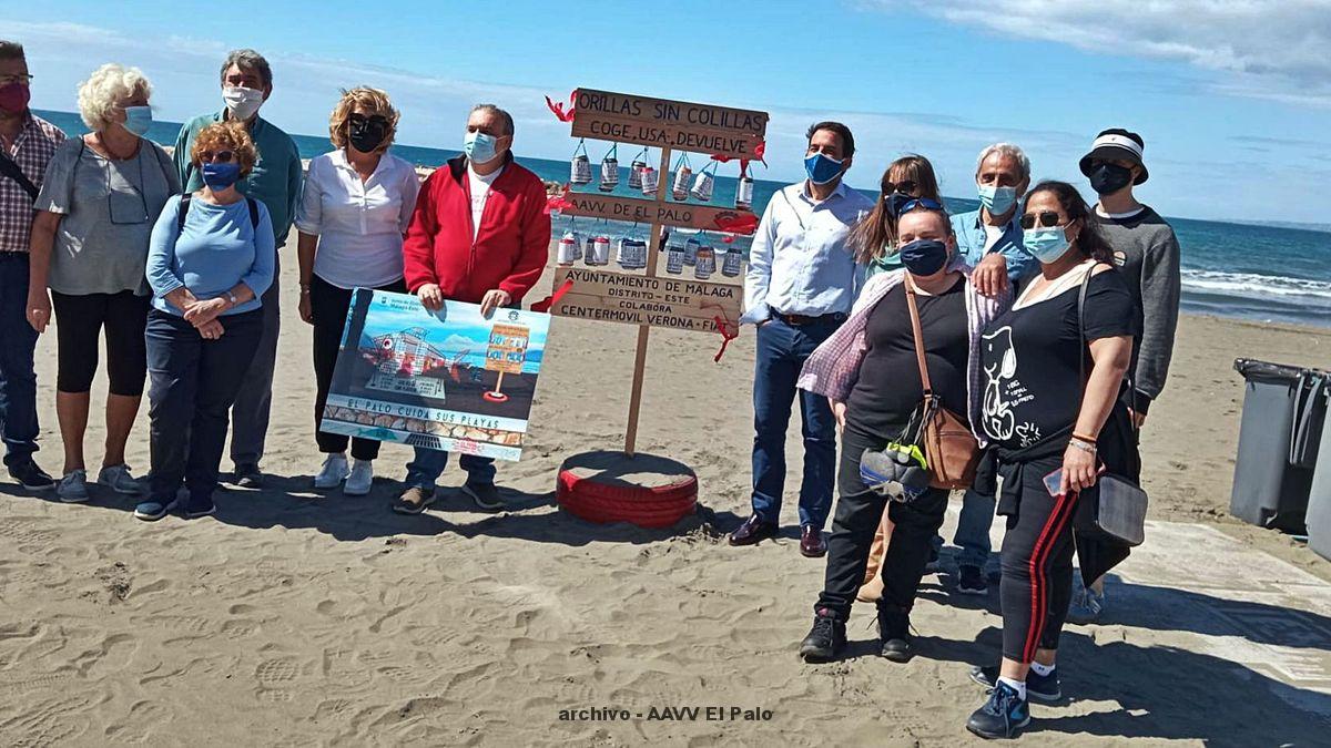 El vandalismo complica la labor vecinal en El Palo (Málaga) por mantener la playa limpia de colillas